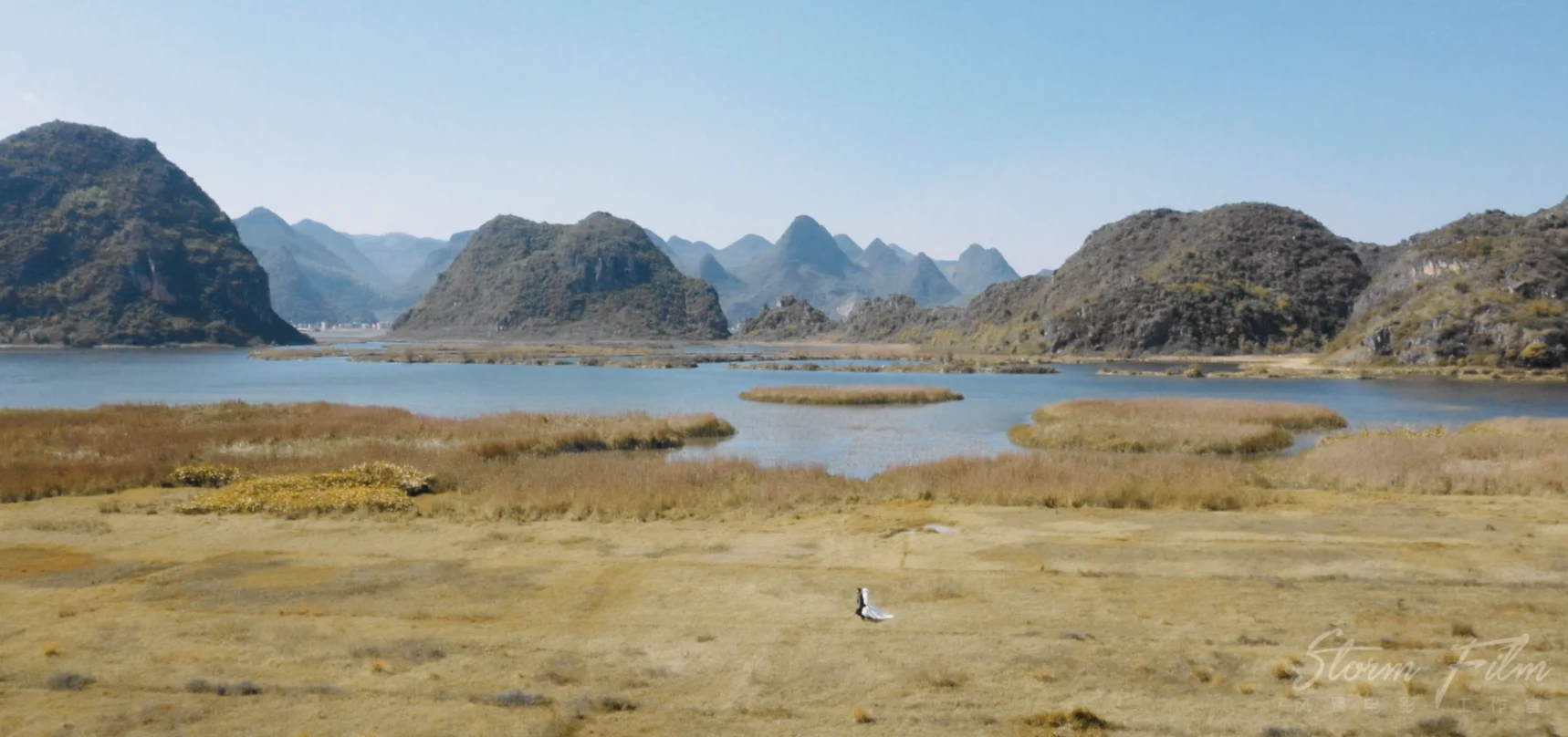 群山与湖泊之间，新人在草地上相伴